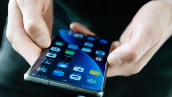 Es gibt zahlreiche Möglichkeiten, die das Bedienen des Smartphones erleichtern. - © Franziska Gabbert/dpa-tmn