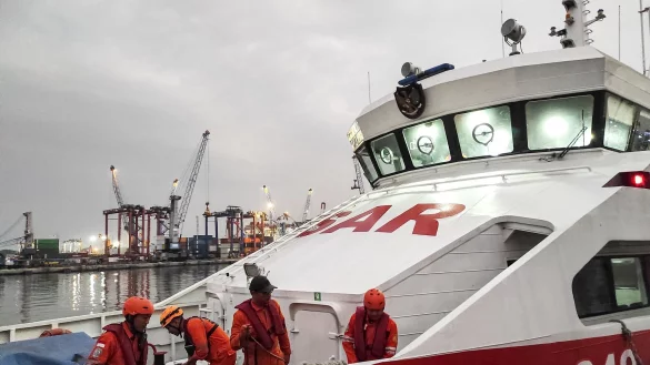 Dutzende Menschen werden noch vermisst. - © National Search and Rescue Agency of Indonesia/Xinhua/dpa