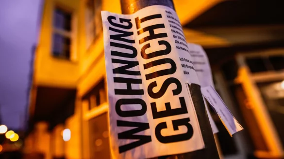 Ab dem 1. März greifen in Nordrhein-Westfalen in 57 Kommunen mit angespanntem Wohnungsmarkt engere Mietpreisregulierungen. (Archivbild) - © Oliver Berg/dpa