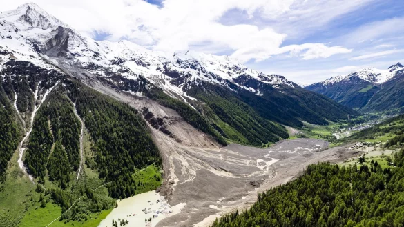 Gro&szlig;e Teile des Tals wurden komplett verw&uuml;stet. - &copy; Jean-Christophe Bott/KEYSTONE/dpa