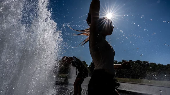 Temperaturen von annähernd 40 Grad in der Hauptstadt - diese Touristen nutzen einen Brunnen zur Abkühlung. - © Michael Kappeler/dpa