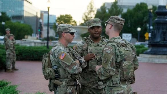 Nationalgardisten tragen nun auch Waffen in Washington. - © Rod Lamkey/AP/dpa
