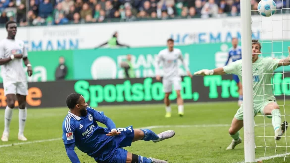 Sylla trifft spät zum 3:3-Ausgleich für Schalke - © Daniel Löb/dpa