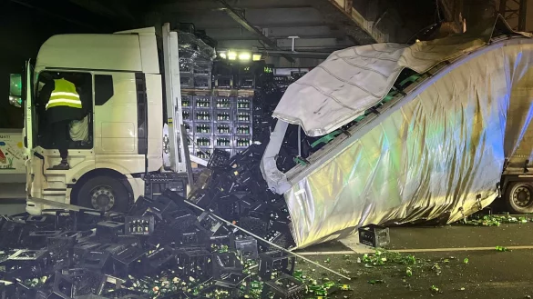 In Hamm ist ein Lkw in einer Unterf&uuml;hrung steckengeblieben. - &copy; Polizei Hamm/dpa