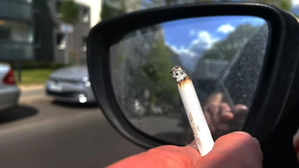 Ein Rauchverbot im Auto soll Schwangere und Minderj&auml;hrige vor den Gefahren des Passivrauchens sch&uuml;tzen. (Symbolbild) - &copy; Paul Zinken/dpa