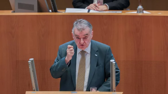 Nordrhein-Westfalens Innenminister Herbert Reul (CDU) fordert kurzfristige Antworten auf die jüngsten Gewalttaten von Solingen, Magdeburg und Aschaffenburg. - © Rolf Vennenbernd/dpa