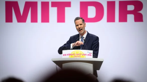 Gibt sich bei seiner Bewerbungsrede für den Parteivorsitz kämpferisch: Christian Dürr. - © Bernd von Jutrczenka/dpa