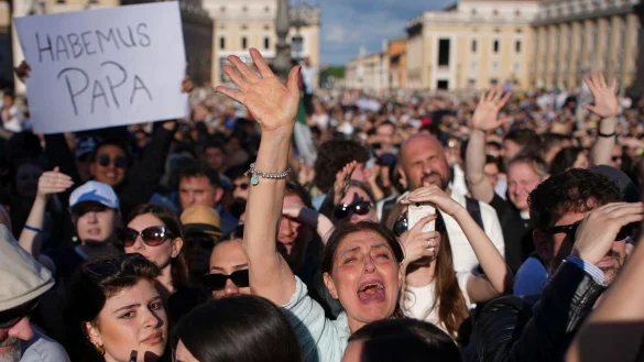 Die Menschenmenge bejubelt den neuen Papst. - © Emilio Morenatti/AP/dpa