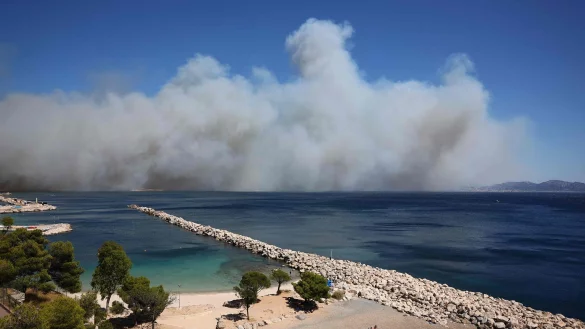 Riesige Rauchwolken versetzen die Bewohner von Marseille in Schrecken. - © Clement Mahoudeau/AFP/dpa