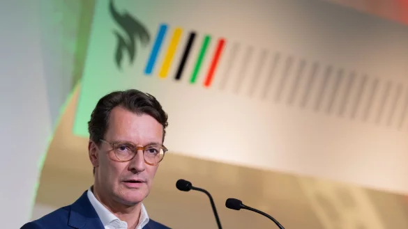 NRW-Ministerpräsident Hendrik Wüst will die Olympischen Spielen in die Region Rhein und Ruhr holen - © Rolf Vennenbernd/dpa