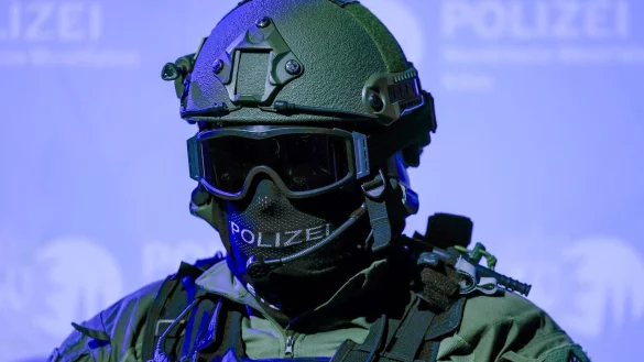 Polizei-Spezialkräfte haben in Zülpich im Kreis Euskirchen in einem Haus einen 34 Jahre alten gesuchten Mann festgenommen. (Symbolbild) - © Oliver Berg/dpa