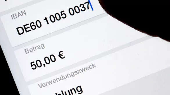 Verpflichtende Überprüfungen des Zahlungsempfängers sollen Überweisungen sicherer machen. (Symbolbild) - © Monika Skolimowska/dpa-Zentralbild/dpa