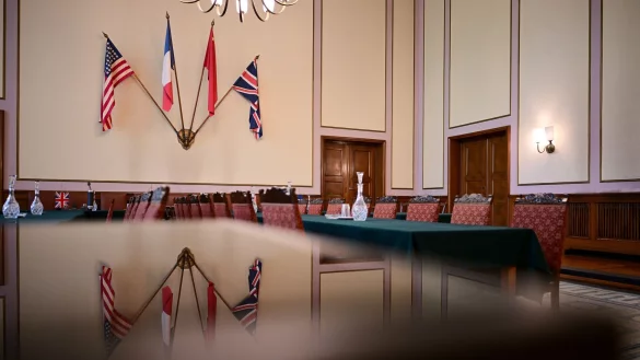 Festlicher Rahmen für den Untergang: Die Szenerie bei der Unterschrift der deutschen Wehrmachtsgeneräle unter die bedingungslose Kapitulation 1945. (Archivbild) - © Sebastian Christoph Gollnow/dpa