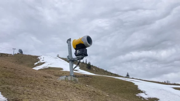 An vielen Bergen fiel im Winterhalbjahr deutlich weniger Schnee als im langjährigen Mittel. (Archivbild) - © Sabine Dobel/dpa
