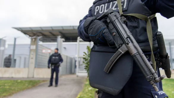 Mutmaßlicher IS-Terrorist bestreitet Anklagevorwürfe - © Monika Skolimowska/dpa