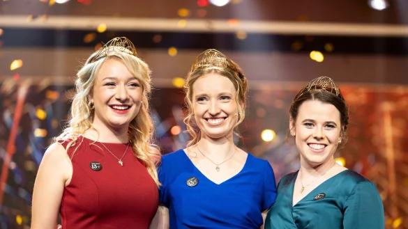 K&ouml;nigin Anna Zenz (M) mit den Prinzessinnen Emma Meinhardt (l) und Katja Simon (r) - &copy; Hannes P. Albert/dpa