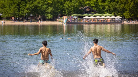 Wo kann man bedenkenlos ins Wasser hüpfen? Die EU-Umweltagentur zeigt das in ihrem jährlichen Badegewässerbericht auf. (Archivbild) - © Moritz Frankenberg/dpa