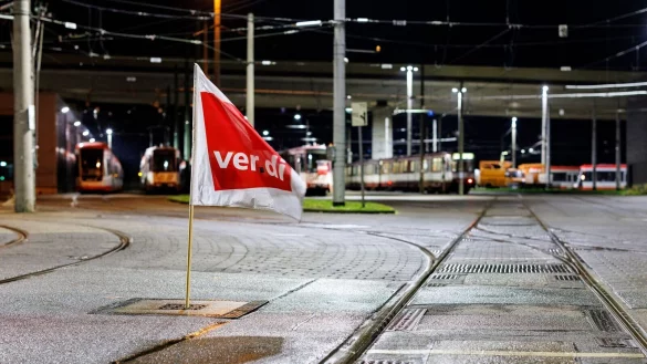 Seit 3 Uhr morgens steht der öffentliche Nahverkehr in mehreren Bundesländern still. - © Christoph Reichwein/dpa