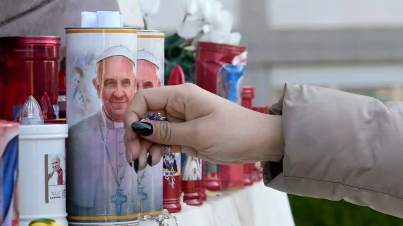 Franziskus wird seit Freitag vergangener Woche in der Gemelli-Klinik station&auml;r behandelt. - &copy; Gregorio Borgia/AP/dpa