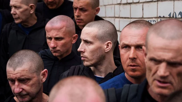 Die Ukraine und Russland haben den größten Gefangenenaustausch seit Kriegsbeginn abgeschlossen. (Archivbild) - © Evgeniy Maloletka/AP/dpa