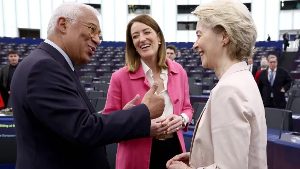 Zu dritt 200 Kilometer im Charter-Jet: Costa, Metsola und von der Leyen. - © Frederick Florin/AFP/dpa