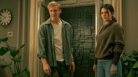 Tim (Matthias Schweigh&ouml;fer) und Olivia (Ruby O. Fee) k&auml;mpfen gegen eine mysteri&ouml;se Wand. - &copy; Sasha Ostrov/Netflix/dpa