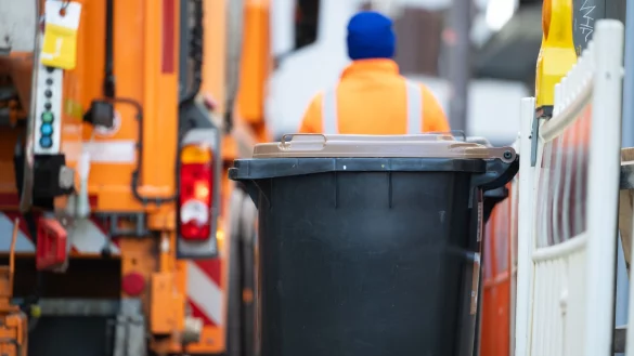 Biotonnen sind wichtig, um organisches Material zu sammeln und Kompost herzustellen - aber was, wenn der Inhalt weniger organisch ist als gedacht? (Archivbild) - © Marijan Murat/dpa