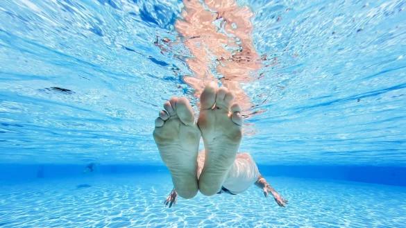 Das Freibad einer Schweizer Gemeinde ist bis Ende August fast ausschlie&szlig;lichen den Einheimischen vorbehalten. (Illustration) - &copy; Julian Stratenschulte/dpa