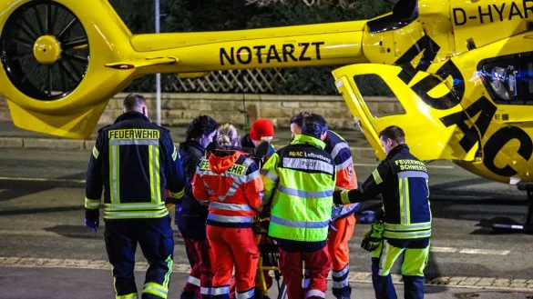 Der lebensgefährlich verletzte 18-Jährige wurde von einem Rettungshubschrauber in ein Krankenhaus gebracht. - © Alex Talash/dpa