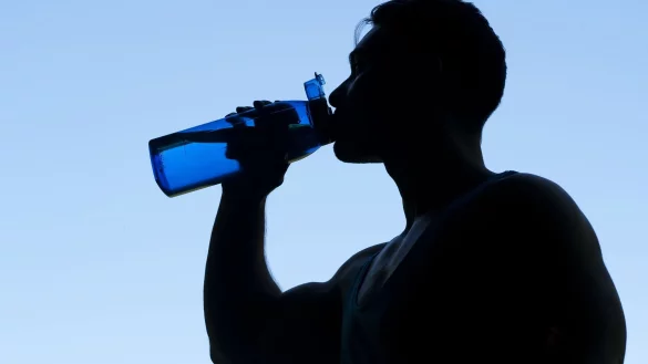 Für die Zähne können isotonische Getränke auf Dauer zum Problem werden. Sie entziehen dem Zahnschmelz Mineralien und sorgen langfristig für Karies. - © Klaus-Dietmar Gabbert/dpa-tmn