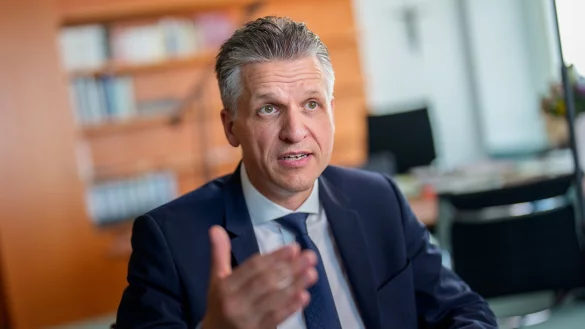 Kanzleramtschef Frei kann sich nur schwer vorstellen, dass Freiwilligkeit reicht, um die Bundeswehr ausreichend zu vergrößern. - © Michael Kappeler/dpa