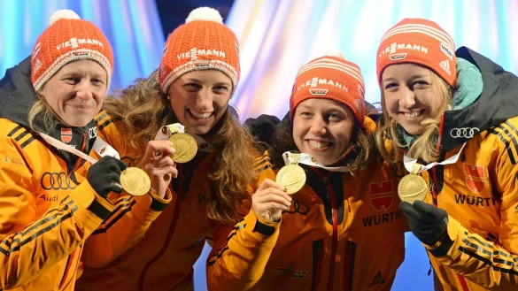 Franziska Hildebrand, Vanessa Hinz, Laura Dahlmeier und Franziska Preuß mit ihren Goldmedaillen 2015. - © picture alliance / dpa