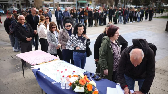 Nach der verheerenden Brandkatastrophe in der Diskothek in Kocani mit mindestens 59 Toten ist die Trauer in Nordmazedonien groß - die Menschen stehen Schlange, um sich in Kondolenzbücher einzutragen. - © Armin Durgut/AP/dpa