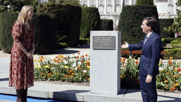 Prinzessin Amalia der Niederlande und Madrids B&uuml;rgermeister Jos&eacute; Luis Mart&iacute;nez-Almeida enth&uuml;llen am neuen Tulpengarten an der Plaza de Oriente eine Gedenktafel. - &copy; Oscar Del Pozo/ANP/dpa
