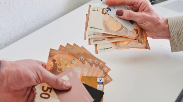 Unterschiedliche Bezahlung zwischen Männern und Frauen (Symbolbild). - © Annette Riedl/dpa