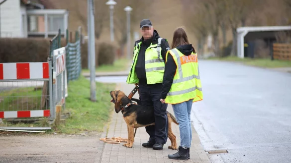 Nach dem Fund einer Leiche sucht die Polizei nun die Untermieterin des Opfers. - © Stefan Rampfel/dpa