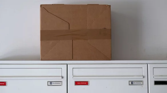 Auch DHL hat seinen Paketdienst in die USA deutlich eingeschränkt. (Archivbild) - © Sven Hoppe/dpa