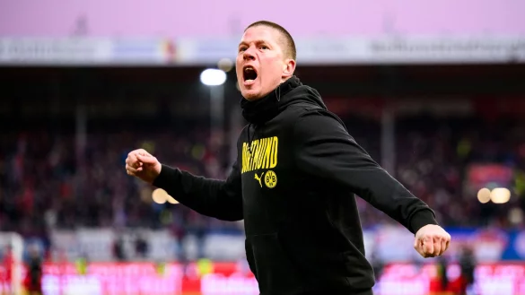 Jubelte nach dem Sieg in Heidenheim ausgelassen: BVB-Trainer Mike Tullberg. - © Tom Weller/dpa