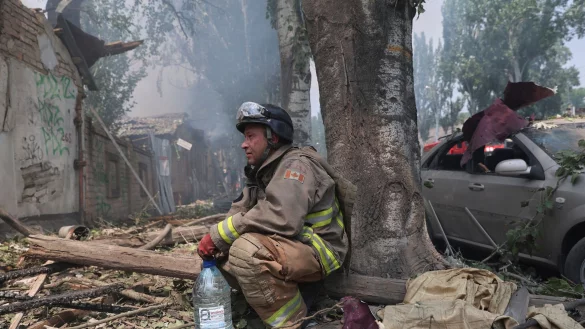 W&auml;hrend &uuml;ber ein m&ouml;gliches Ende im Ukraine-Krieg geredet wird, greift Russland weiterhin ukrainische St&auml;dte mit Drohnen an. - &copy; Kateryna Klochko/AP/dpa