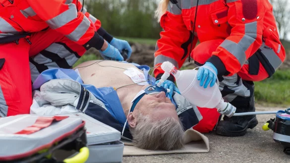 Hilfe, ein Notfall! Bis die Profis übernehmen, sind Ersthelferinnen und Ersthelfer gefragt. - © Benjamin Nolte/dpa-tmn