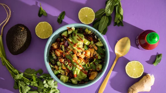 Wenn das nicht Appetit macht: F&uuml;r einen Crispy Rice Salad wird Reis im Ofen knusprig gebacken und mit Gem&uuml;se und einem leckeren Dressing vermischt. - &copy; Christin Klose/dpa-tmn