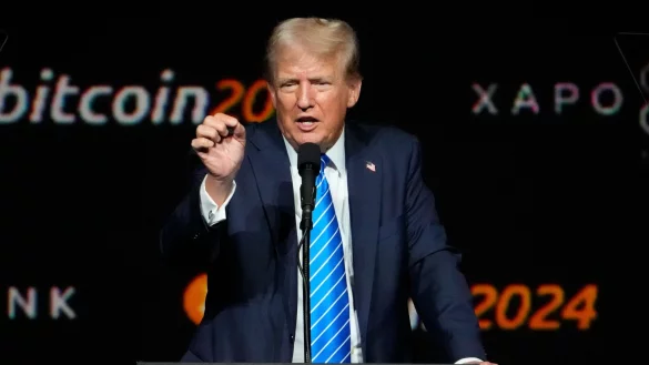 Der Bitcoin hat seit der Wahl von Trump im November um fast 60 Prozent zugelegt. - © Mark Humphrey/AP/dpa