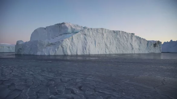 Ein Eisberg treibt im Ilulissat-Eisfjord. - © Steffen Trumpf/dpa