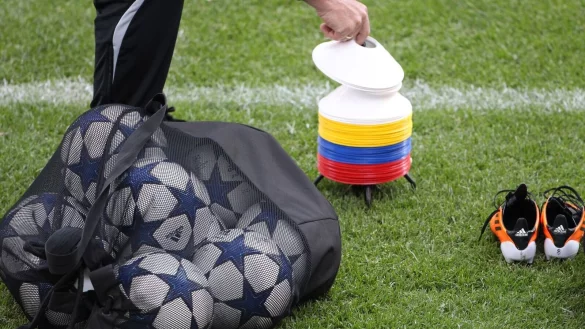 Der 1. FC D&uuml;ren sucht &uuml;ber ein Probetraining neue Spieler f&uuml;r den Saisonendspurt in der Regionalliga. - &copy; picture alliance / dpa