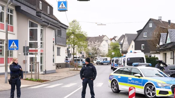 Am Donnerstag war die Polizei erneut mit einem Großaufgebot unterwegs. - © Thomas Frey/dpa