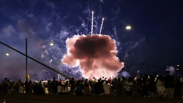 Ein Feuerwerksk&ouml;rper explodiert in zu niedriger H&ouml;he &uuml;ber Zuschauen beim Abschlussfeuerwerk der Rheinkirmes. Es gab mehrere Verletzte. - &copy; David Young/dpa