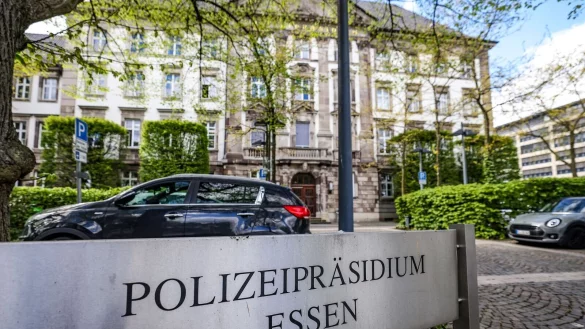 Im Keller des Polizeipräsidiums Essen lagerten bislang unbekannte Akten zur Entführung des Aldi-Gründers Theo Albrecht. (Archivbild) - © Christoph Reichwein/dpa