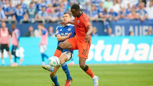 Ilyas Ansah (l) und seine Paderborner Mitspieler waren meist einen Schritt schneller. - © Bernd Thissen/dpa