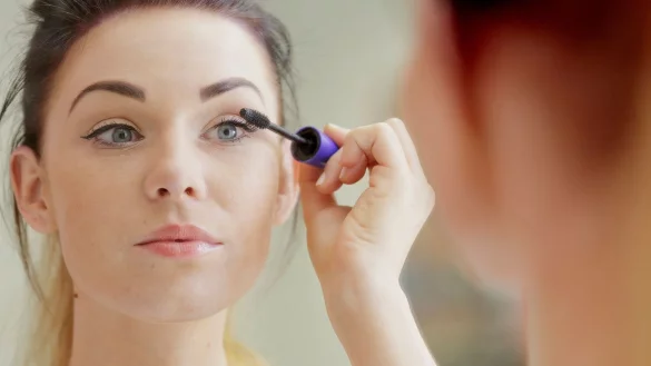 Perfekter Schwung ohne Klümpchen: Zickzack-Bewegungen nach oben verteilen die Wimperntusche gleichmäßig. - © Monique Wüstenhagen/dpa-tmn