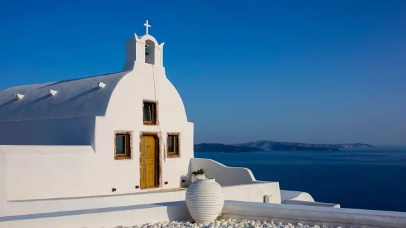 Immer mehr Deutsche zieht es im Urlaub nach Griechenland - © picture alliance / Angelos Tzortzinis/dpa